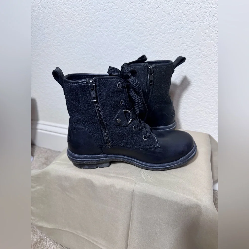 UGG Women's/Girls Hapsburg Laces & Zipper Black Leather Boots - Size 5.5